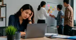 Seseorang mempelajari tahapan kerja sambil mencari cara menerapkannya dalam praktik sehari-hari.