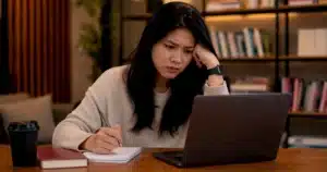Seseorang memeriksa video yang tampak nyata untuk mengenali tanda-tanda deepfake AI sebelum mempercayai isinya.