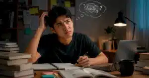 Seorang mahasiswa tampak bingung setelah belajar berjam-jam, menggambarkan sulitnya mengingat materi yang sudah dipelajari.
