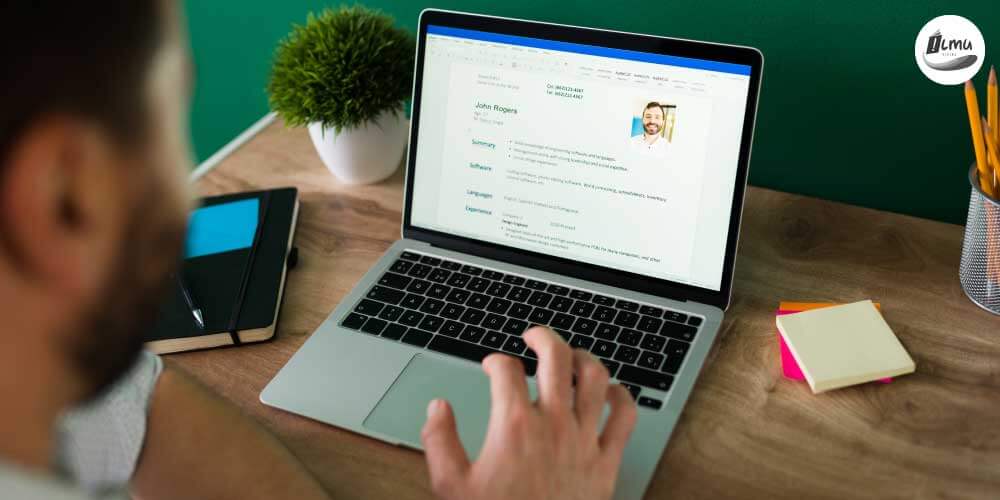 menulis resume di laptop