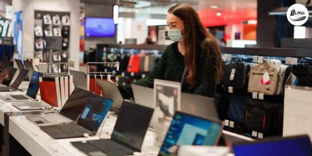 seorang wanita sedeng memilih untuk membeli komputer
